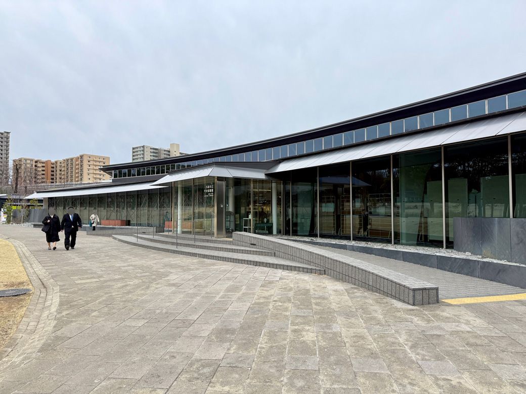 公園の中に多摩市立中央図書館があり、洗練された雰囲気（筆者撮影）