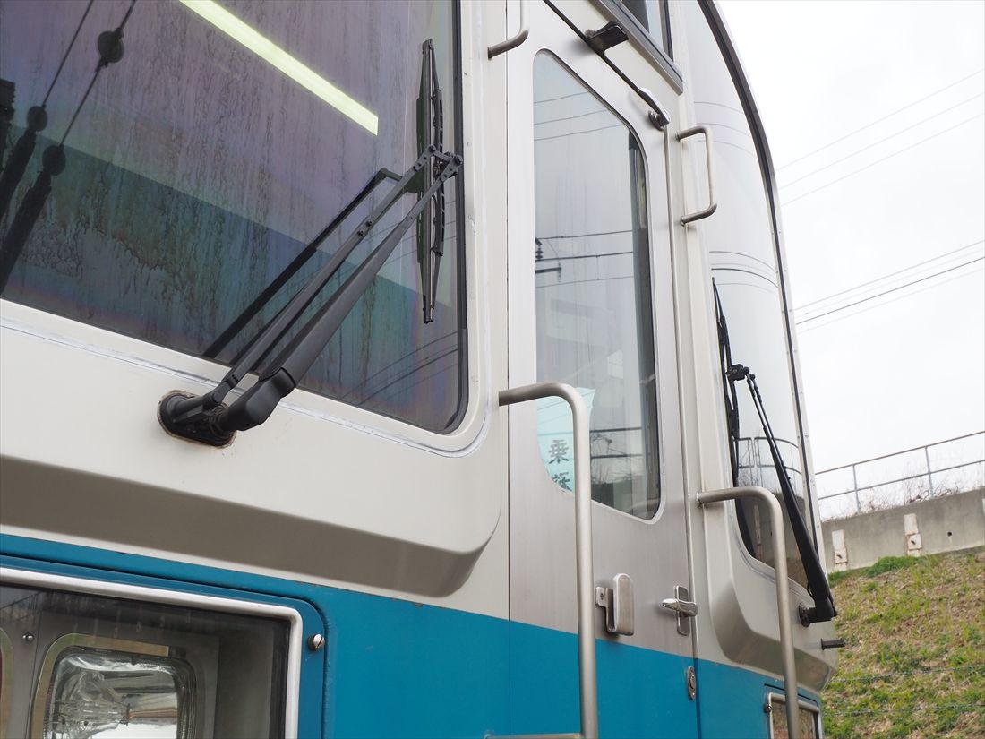 窓の下は黒くなっている。同じデザインの1000形ものちのリニューアルで同様になった（記者撮影）