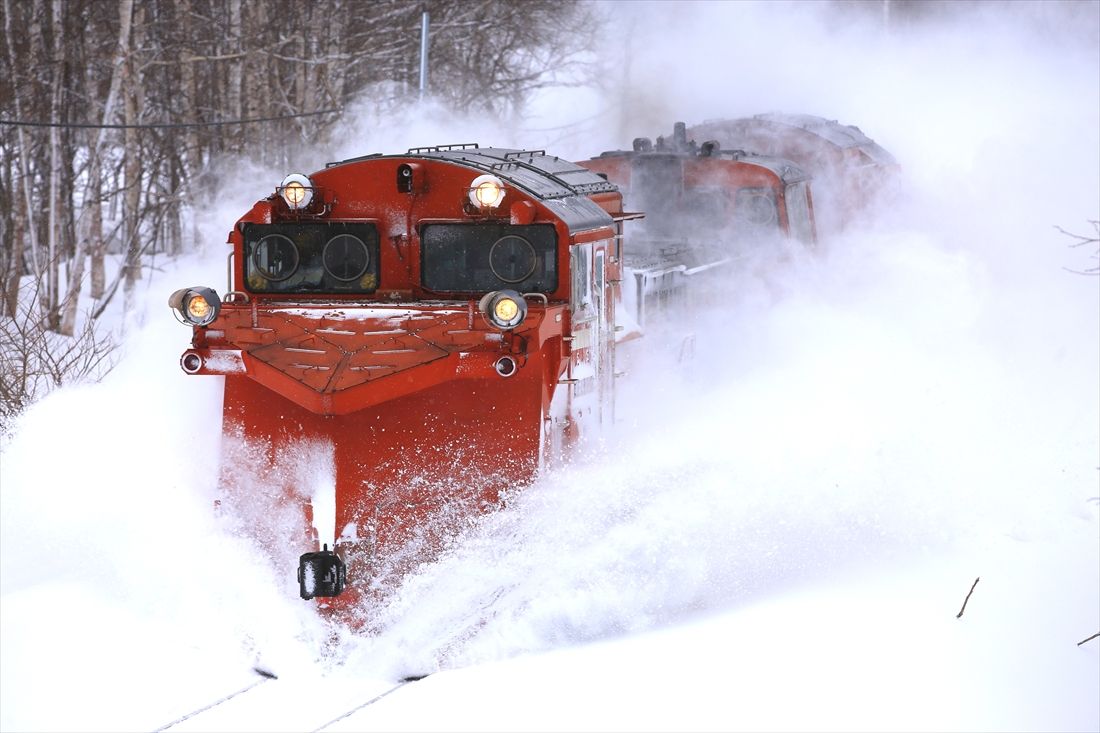 雪をかき分けて力走するDE15形ラッセル車。宗谷本線天塩中川―佐久間（写真：坪内政美）