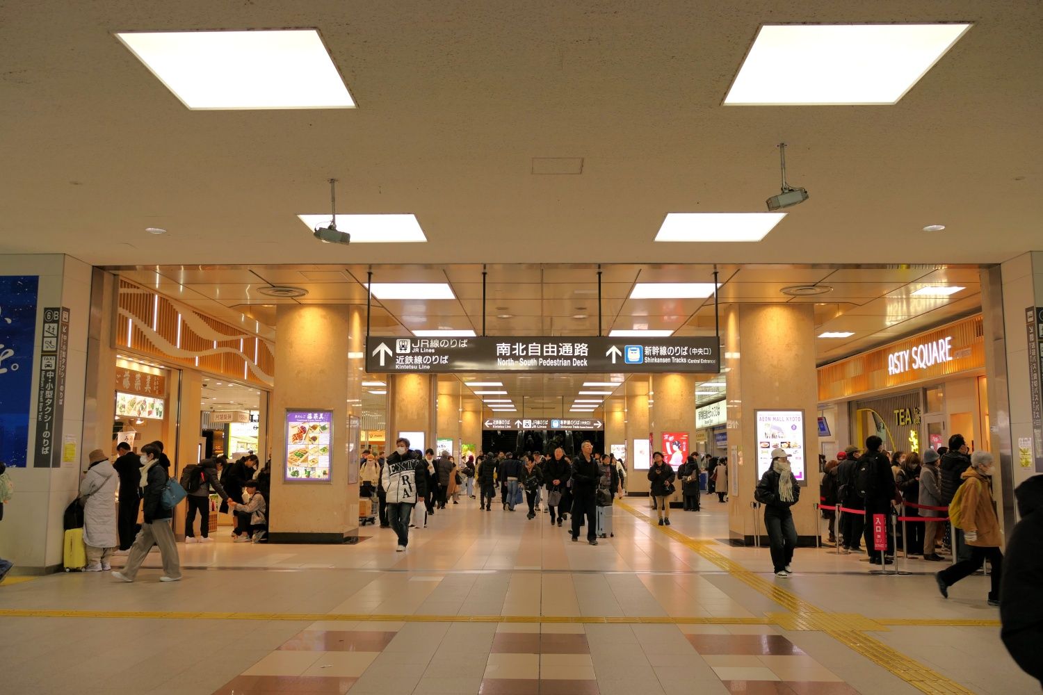 南北自由通路の西側（左）に近鉄線の改札口（記者撮影）