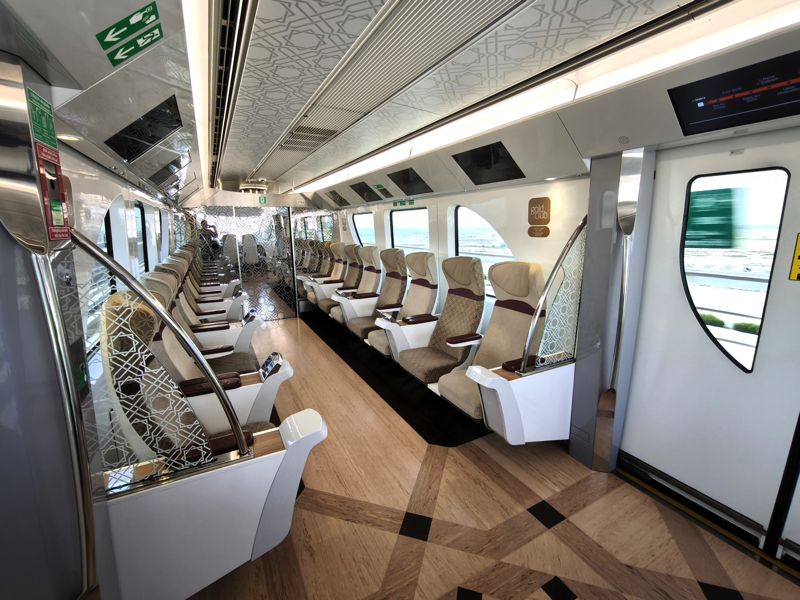 「ゴールドクラブ」という1等室は豪華なロングシート（筆者撮影）