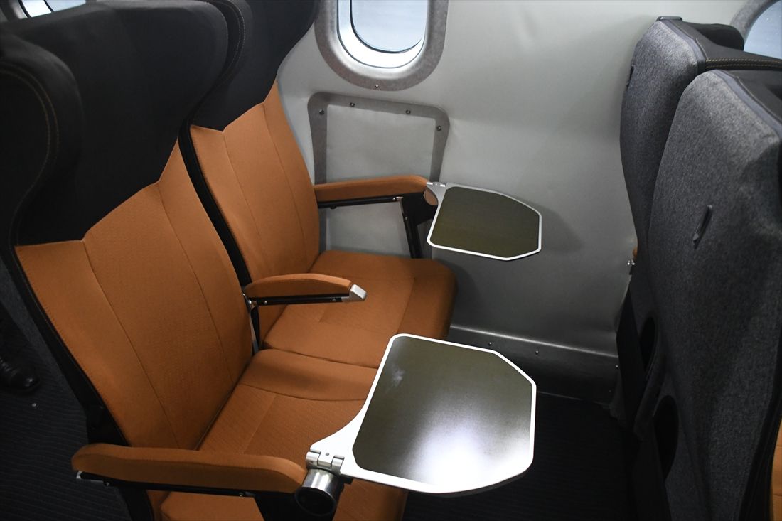 M10の座席はリクライニング機能なしだ（記者撮影）