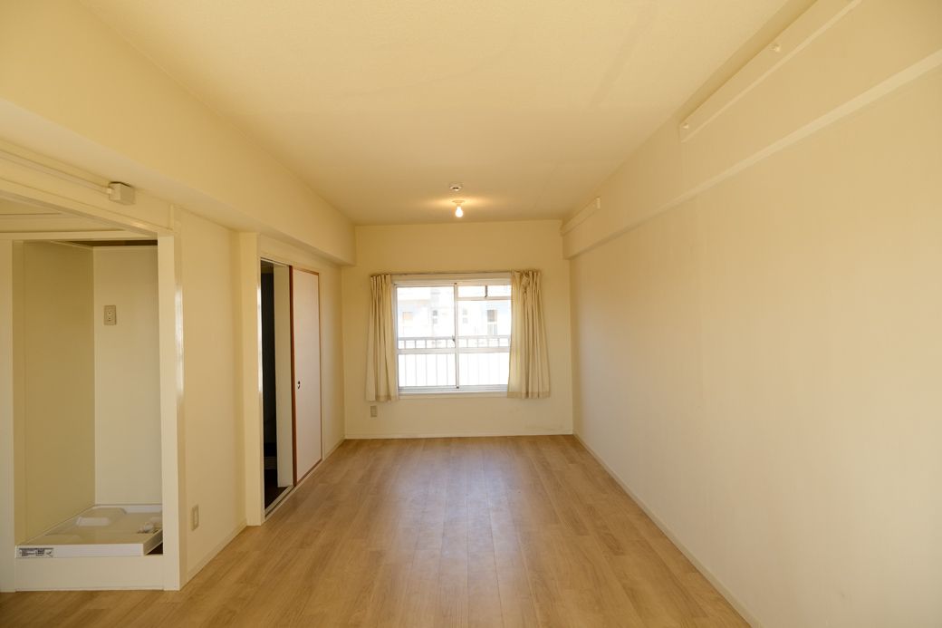 洋室化したリノベ住戸。左の空間は洗濯機置場。排水できるようにしている（写真：筆者撮影）