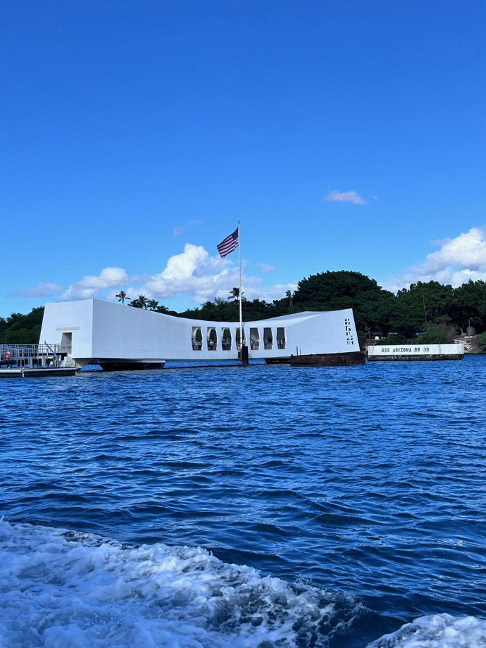 真珠湾攻撃の象徴ともいえる戦艦アリゾナ。訪問者はアングロサクソン系がめだった（筆者撮影）