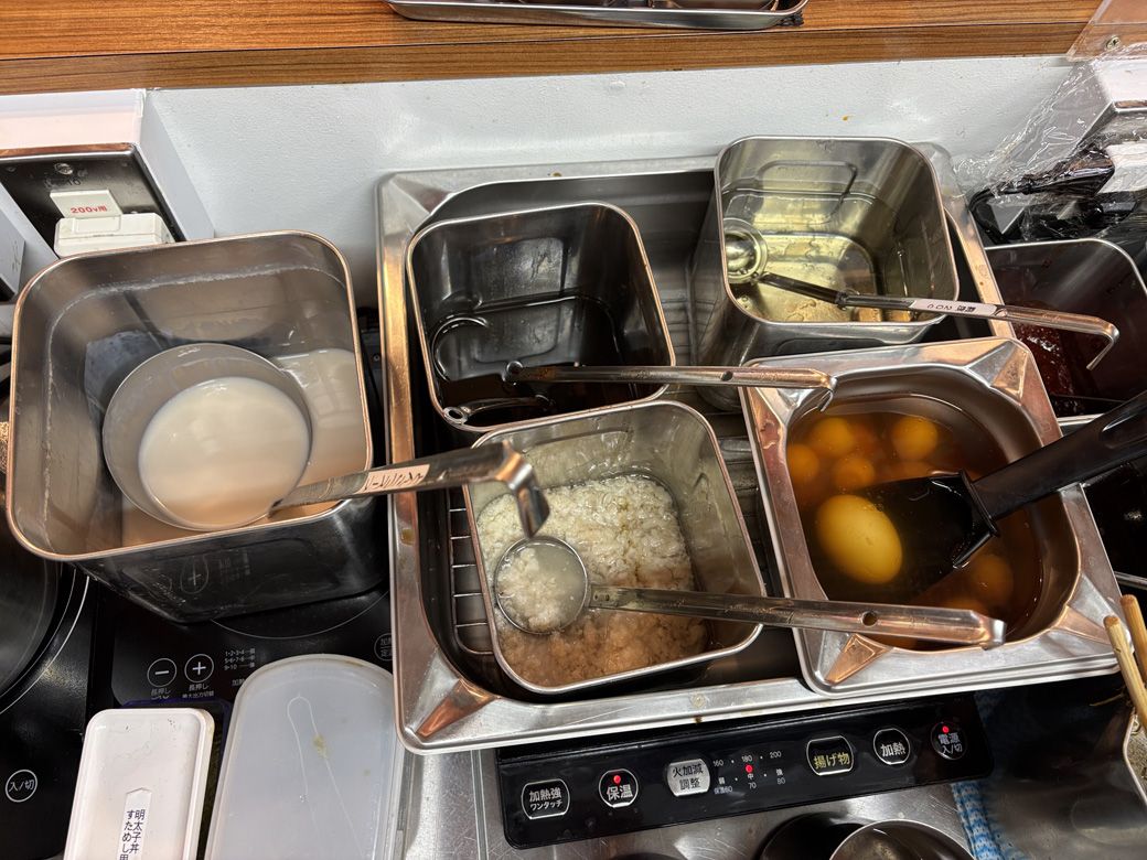 「壱角家」の厨房ではトッピングも素早く入れられるような配置に（筆者撮影）