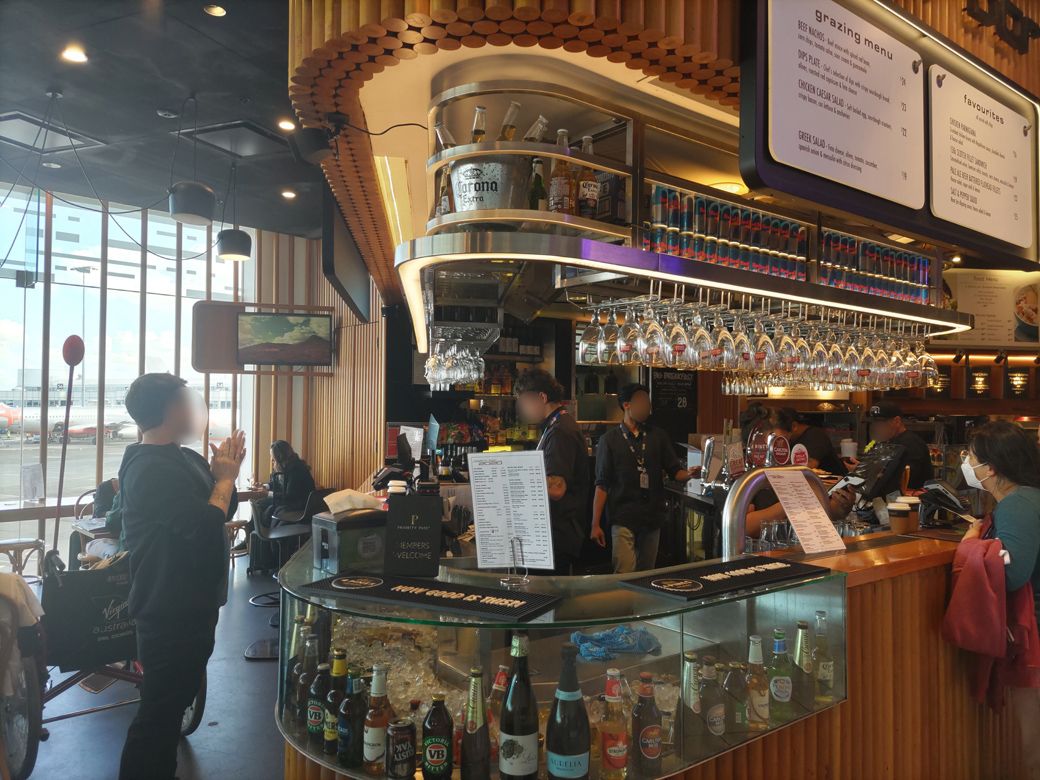 オーストラリアの空港内にある飲食店。筆者は2023年にこの店で、楽天のプライオリティ・パスを使ってコーラとハンバーガーを注文。タダ飯にありついたことがある。しかし現在は飲食店での利用が不可能になってしまった（筆者撮影）