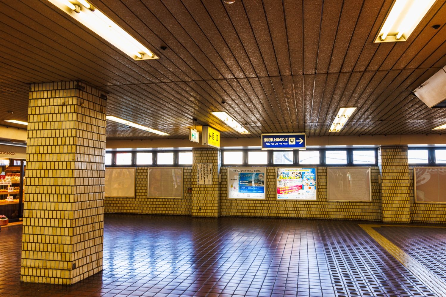 鶴瀬駅西口、マンションの入る駅ビルと繋がっている2階部分の通路（撮影：鼠入昌史）