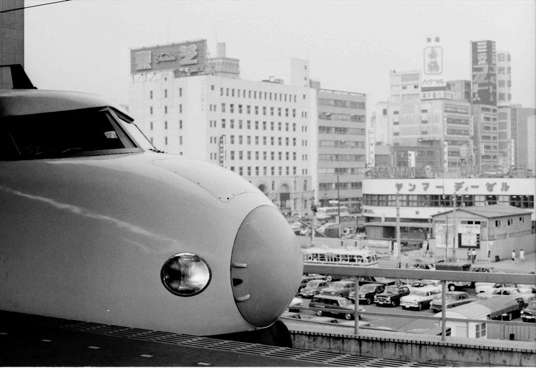 東京駅に停車中の0系。後ろに見えるのは八重洲口だ＝1965年8月（撮影：南正時）