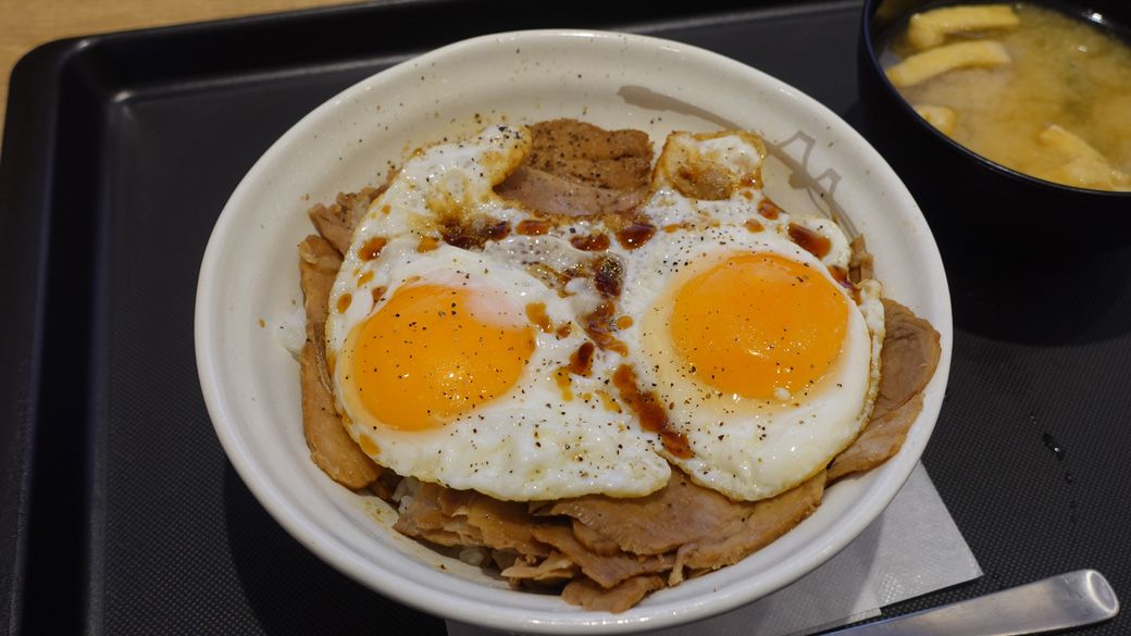 松屋の「今治焼豚玉子飯」（筆者撮影）