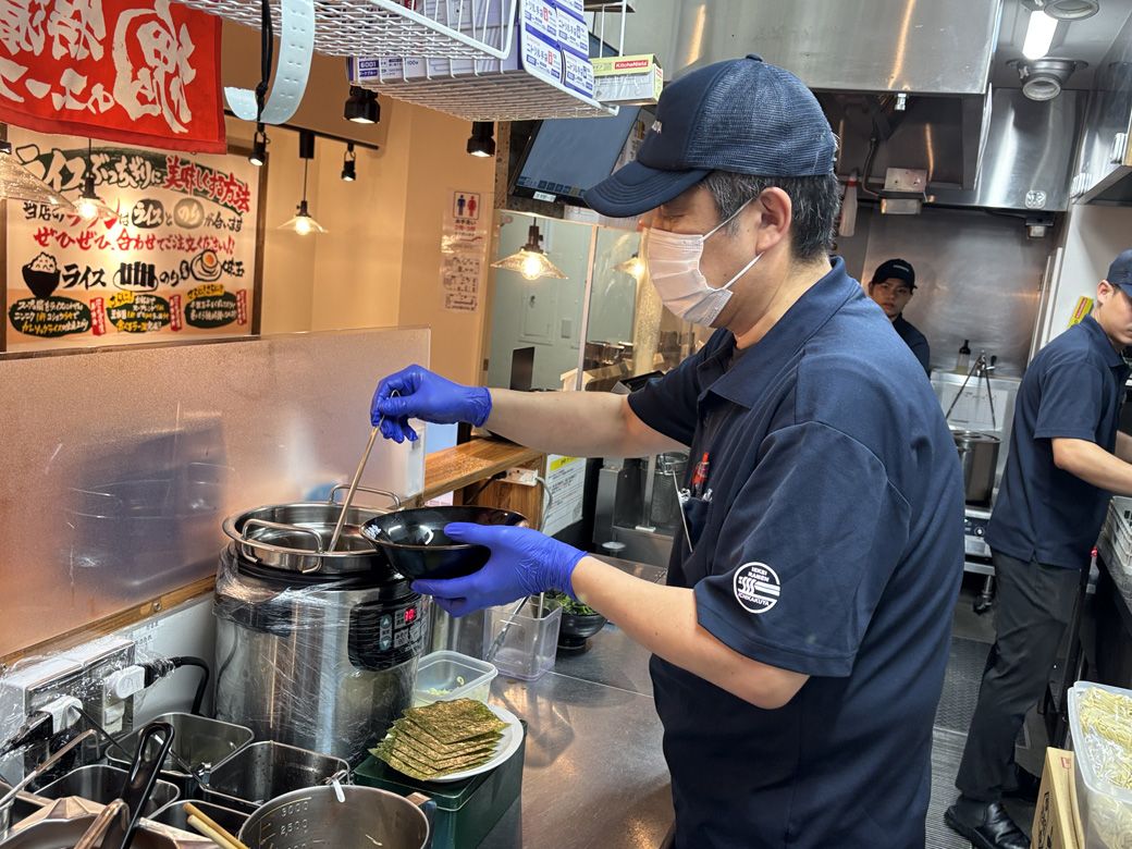 「壱角家」の店舗は一等地にありながら、効率的なオペレーションで「速くてウマくてお手頃」な商品を提供している（筆者撮影）