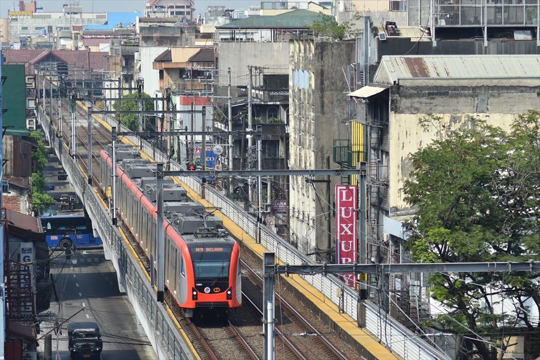 マニラの市街地を走るLRT1号線の第4世代（4G）車両（筆者撮影）