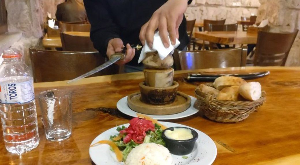 インパクトのあるパフォーマンス（写真：筆者撮影）