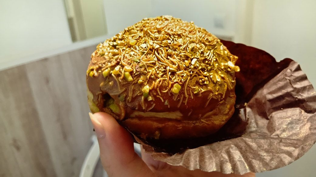 ポーランドのコンビニで買った金色パン。お値段は500円。中にピスタチオのクリームが入っている（写真：筆者撮影）