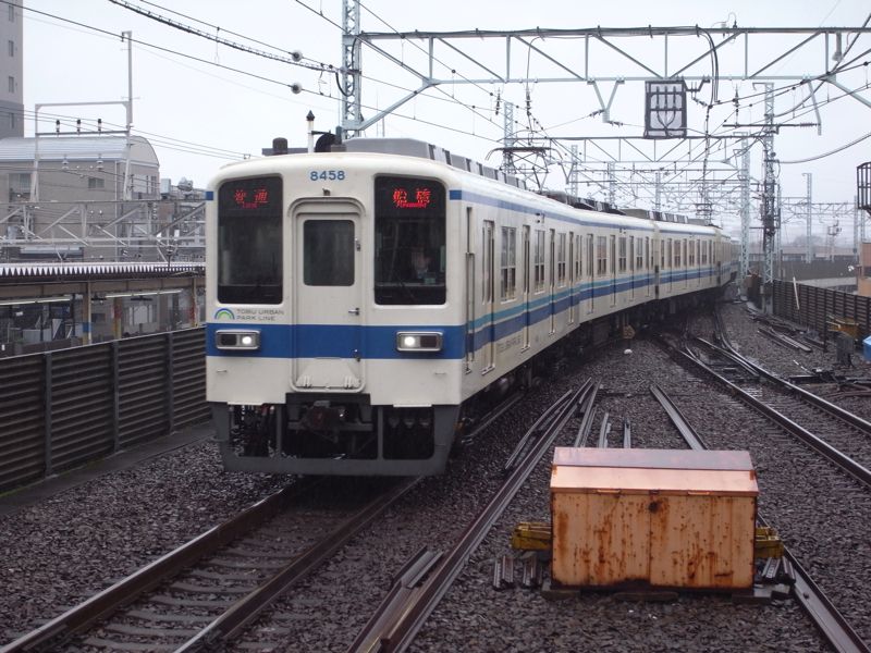 8000系　通勤車両の標準塗装（筆者撮影）