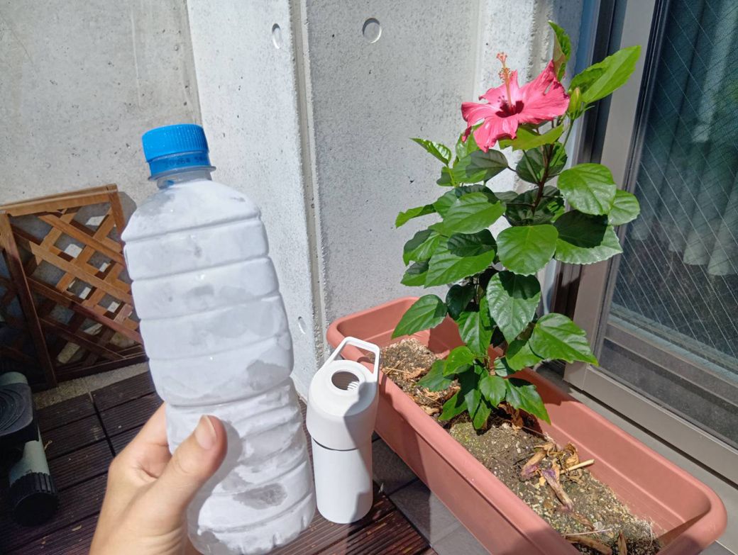凍らせたペットボトルの検証も行った（著者撮影）