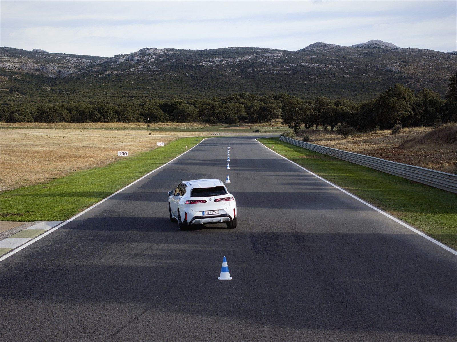 BMW iX3（写真：BMW）