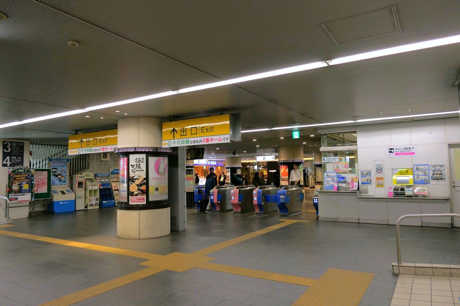 内側から見た改札口（記者撮影）