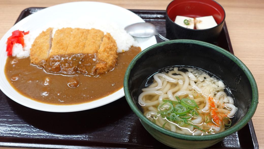 人気のカツカレー＋うどんセット （筆者撮影） 