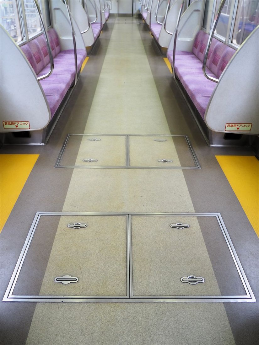 床にあるモーターの点検用蓋（記者撮影）