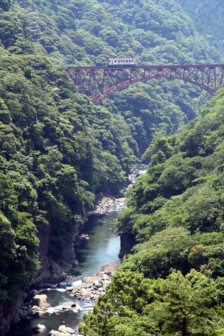 南阿蘇鉄道の名所、第一白川橋梁を渡る列車（撮影：南正時）