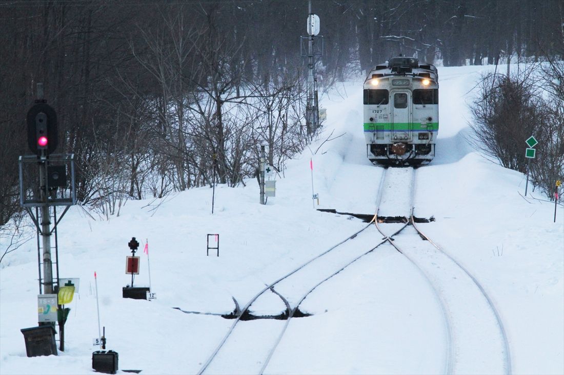 雪降る中、石北本線の緋牛内駅にやってきたキハ40形の普通列車（撮影：南正時）