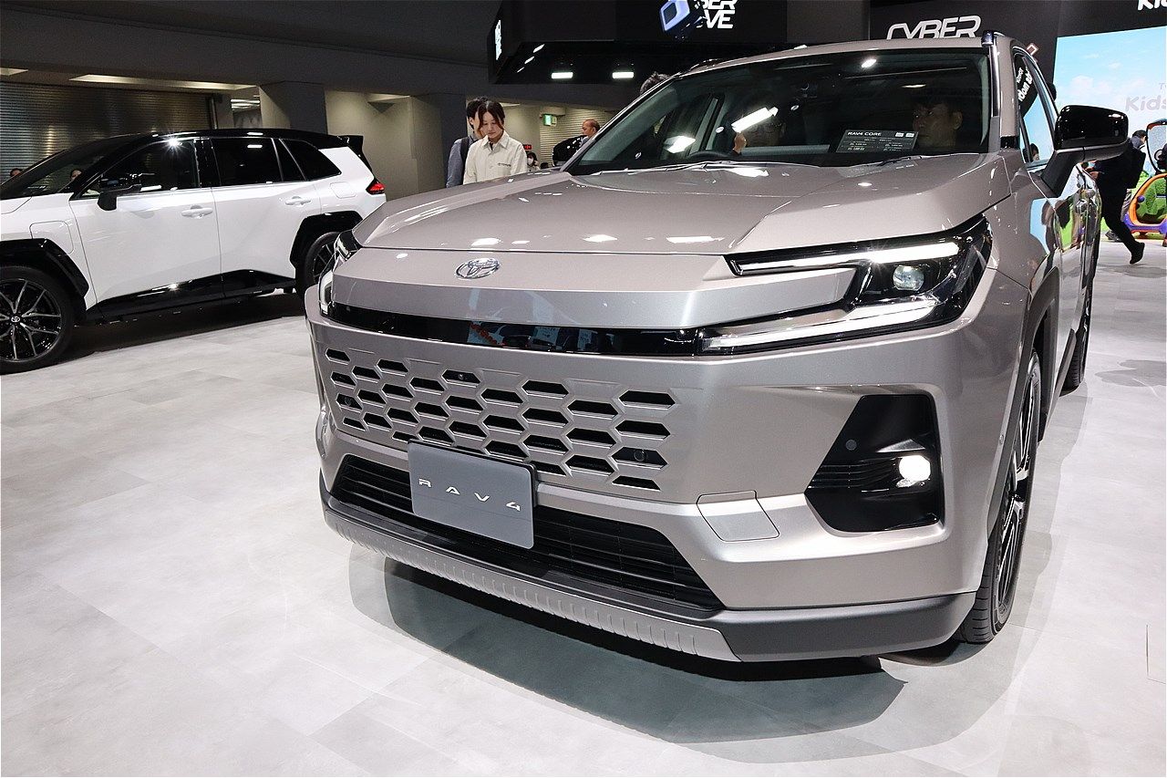 ジャパンモビリティショー2025に展示されたトヨタの新型「RAV4コア」（筆者撮影）