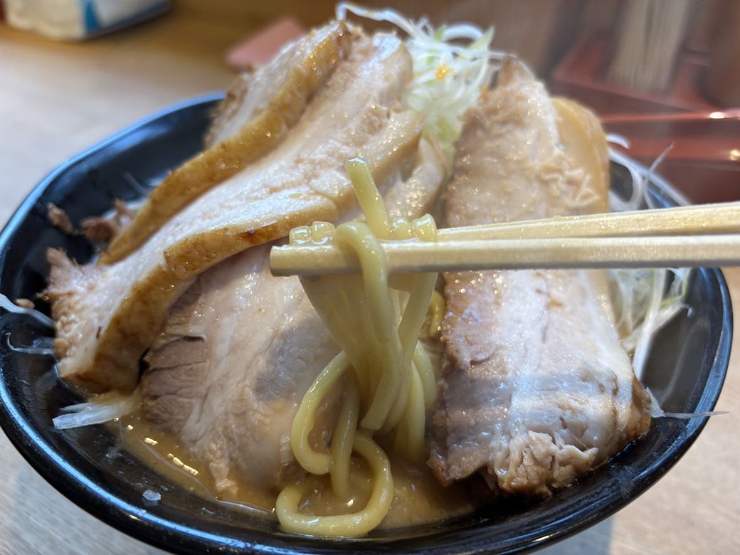厚めのチャーシューや味噌がよく絡んだ中麺がうれしい「萬馬軒」のラーメン（筆者撮影）