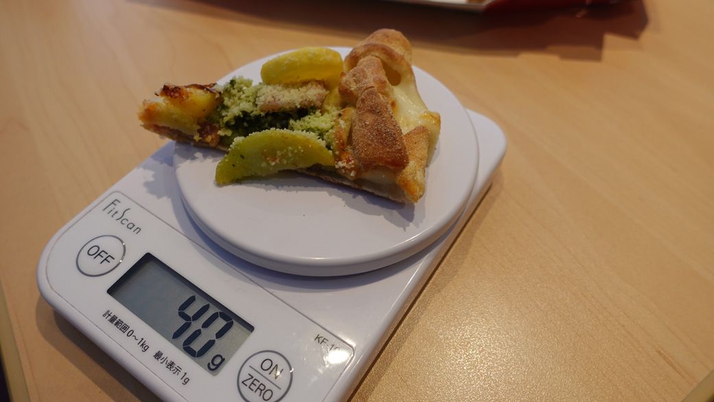 チーズンツイストロール生地のピザは、Mサイズでも1ピース40gとずっしり重い（筆者撮影）