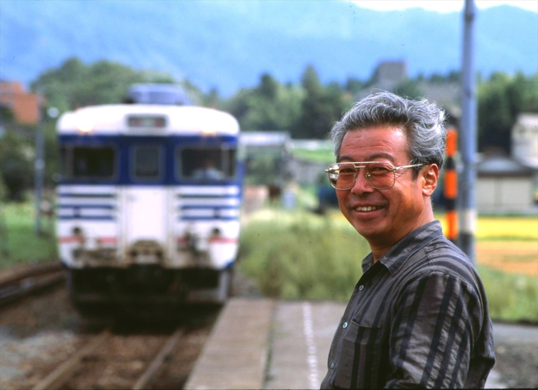 米坂線の列車とレイルウェイライターの種村直樹さん（撮影：南正時）