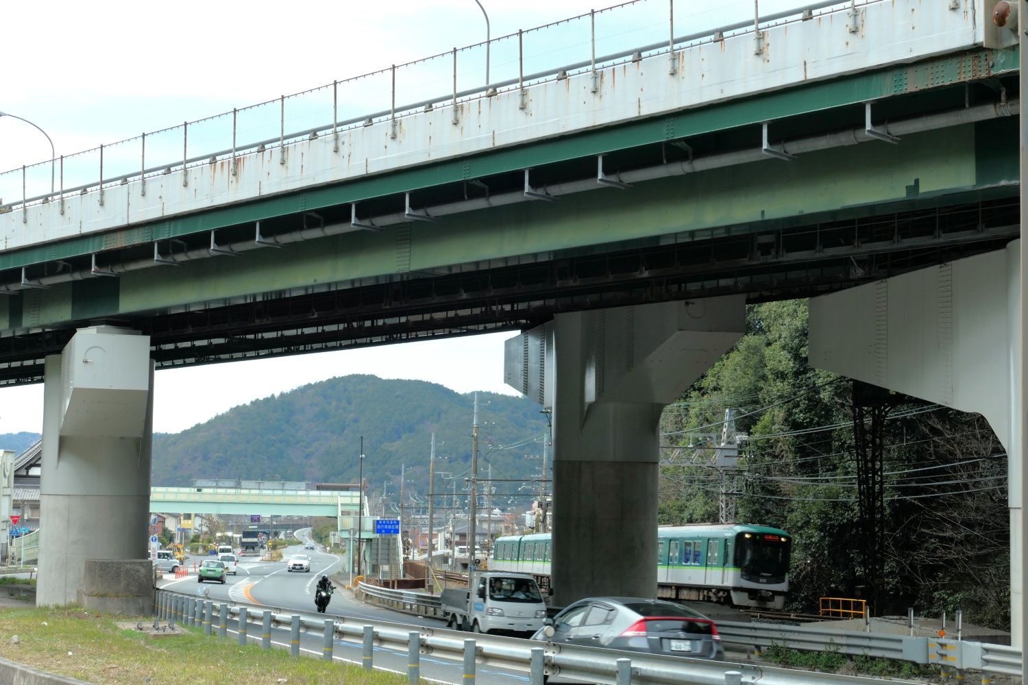 追分―大谷間を走るびわ湖浜大津行き。上を横切るのは名神高速道路（記者撮影）