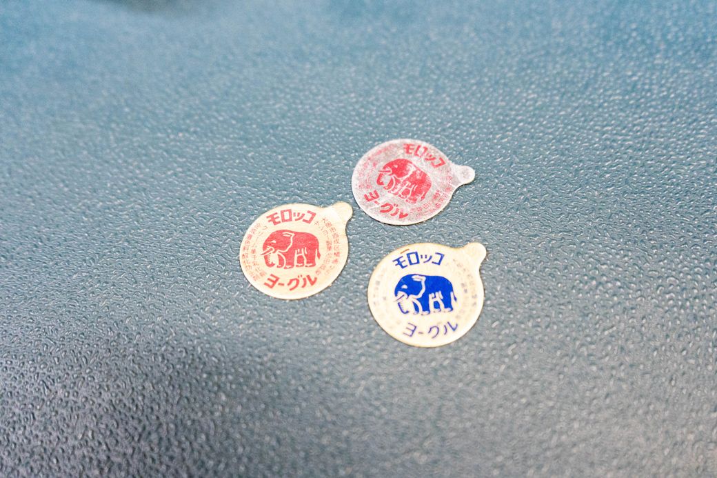 戦後に販売されていた、初代モロッコヨーグルの蓋（写真：筆者撮影）