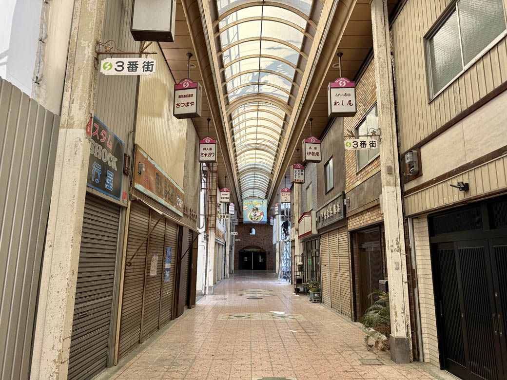 シャッターが目立つ出屋敷駅近くの新三和商店街サンロード（筆者撮影）