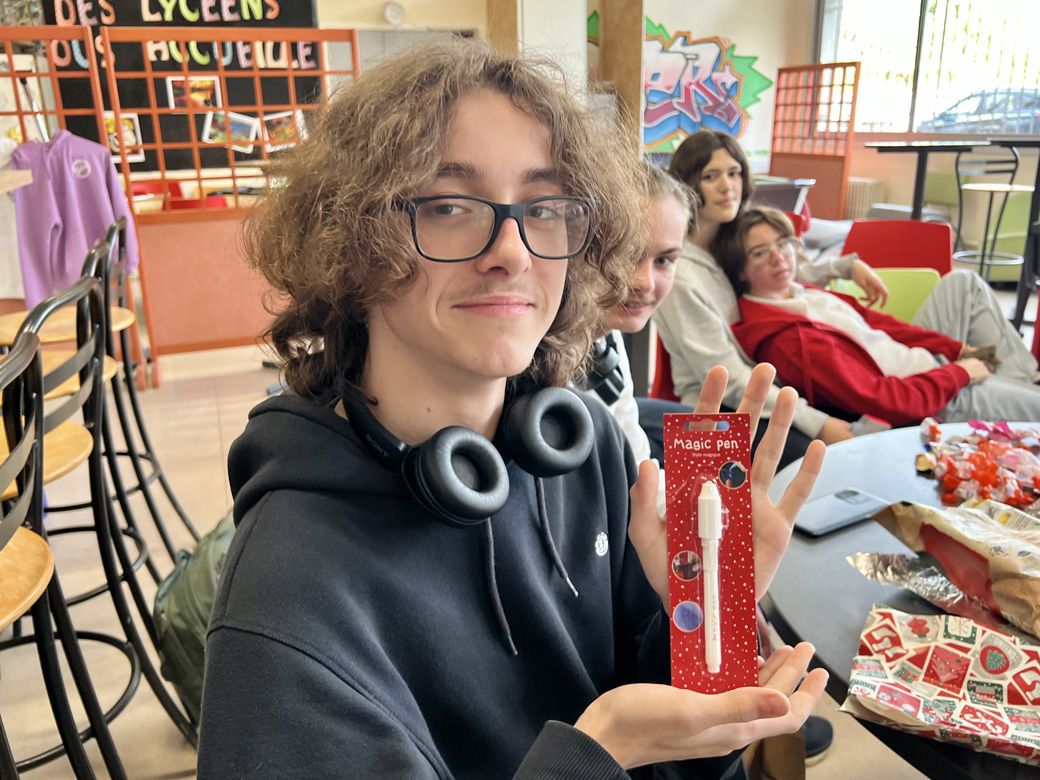 UVライトを当てると書いたものが見えるようになるマジックペン（筆者ペン）