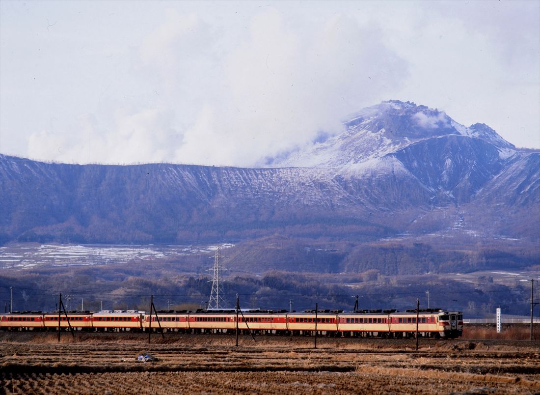 有珠山をバックに走る特急「北斗」＝1978年3月（撮影：南正時）