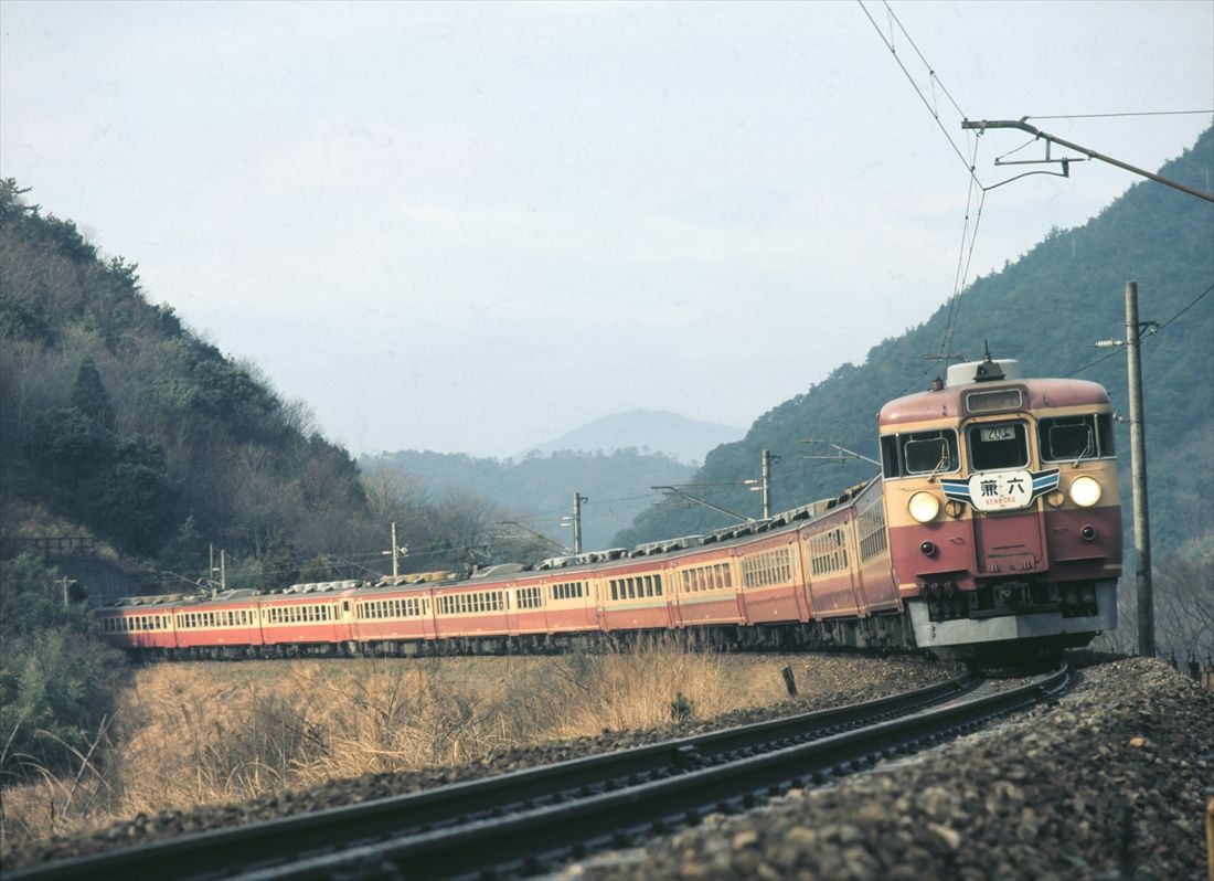 グリーン車2両とビュフェを連結した堂々の12両編成で走る急行「兼六」＝1974年12月（撮影：南正時）