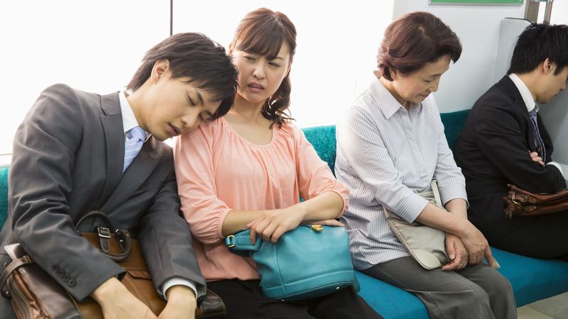 実は周りに迷惑？｢残念｣な列車内の行動10選 飲食､電話､におい…あなたは我慢できる？ | 独断で選ぶ鉄道ベスト10 | 東洋経済オンライン