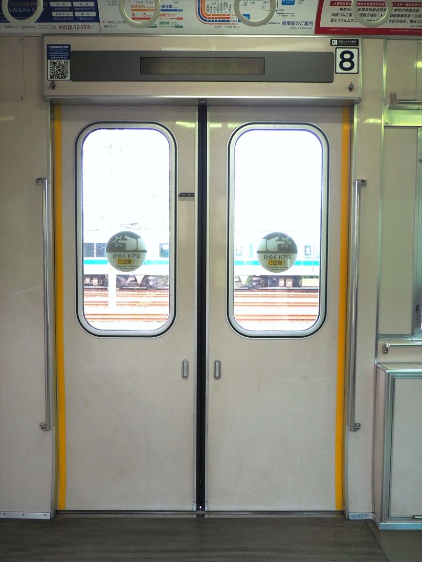 乗務員室のすぐ後ろのドアは1.3m幅だ（記者撮影）