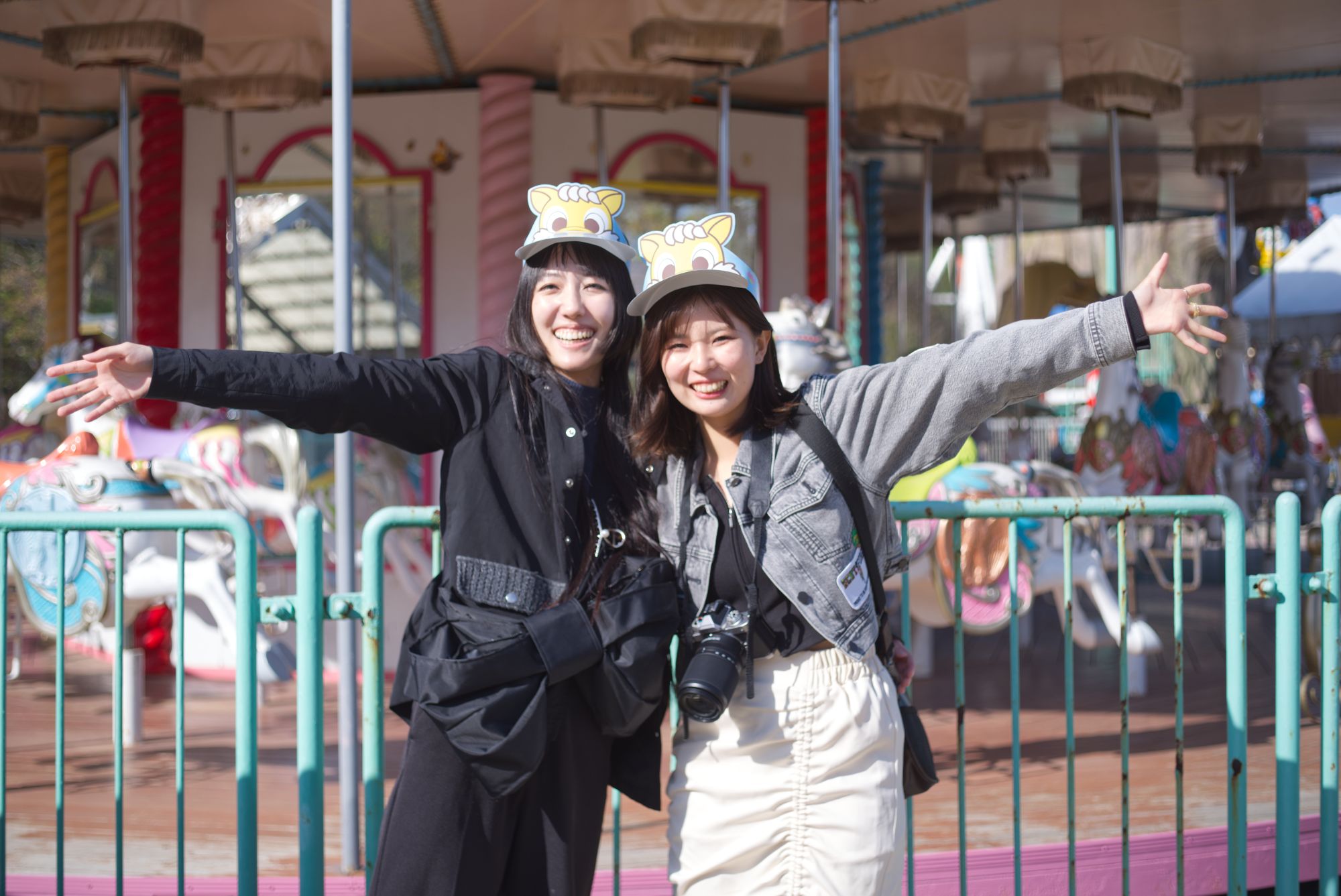 メルヘン村を思いっきり満喫する女性2人組（筆者撮影）