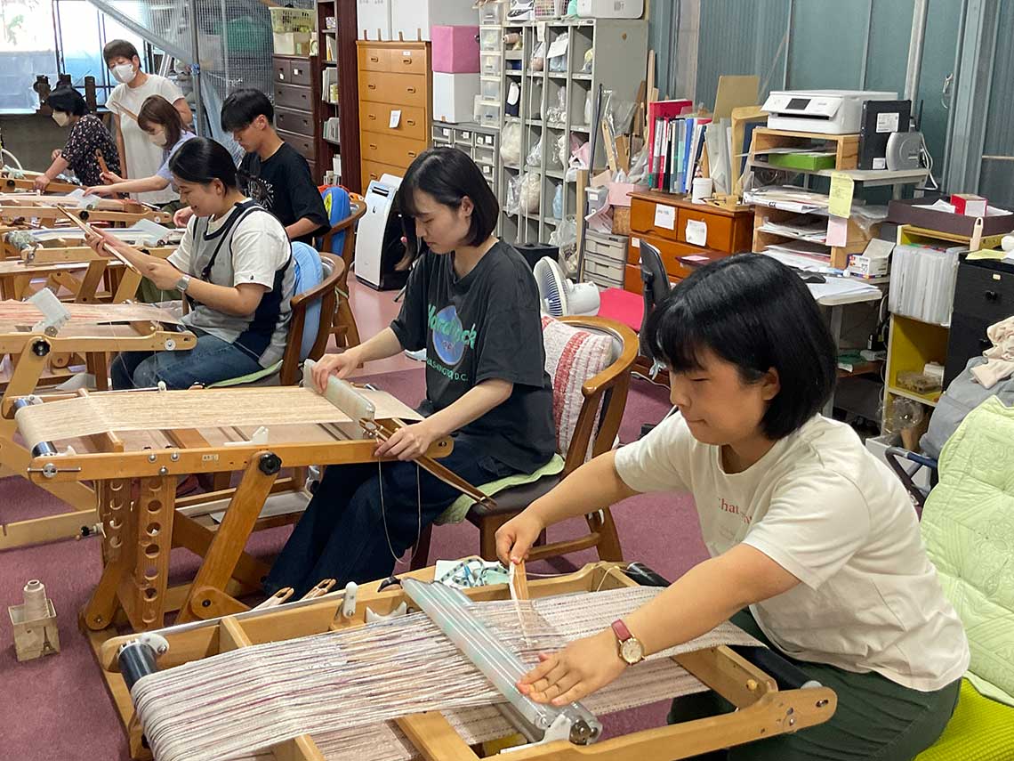 絹織物の体験を通して地域活性化について考える演習（写真：共愛学園前橋国際大学提供）