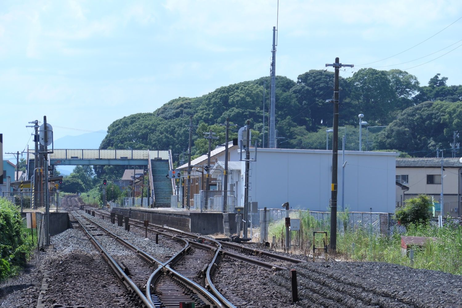 東側から見た田丸駅（記者撮影）