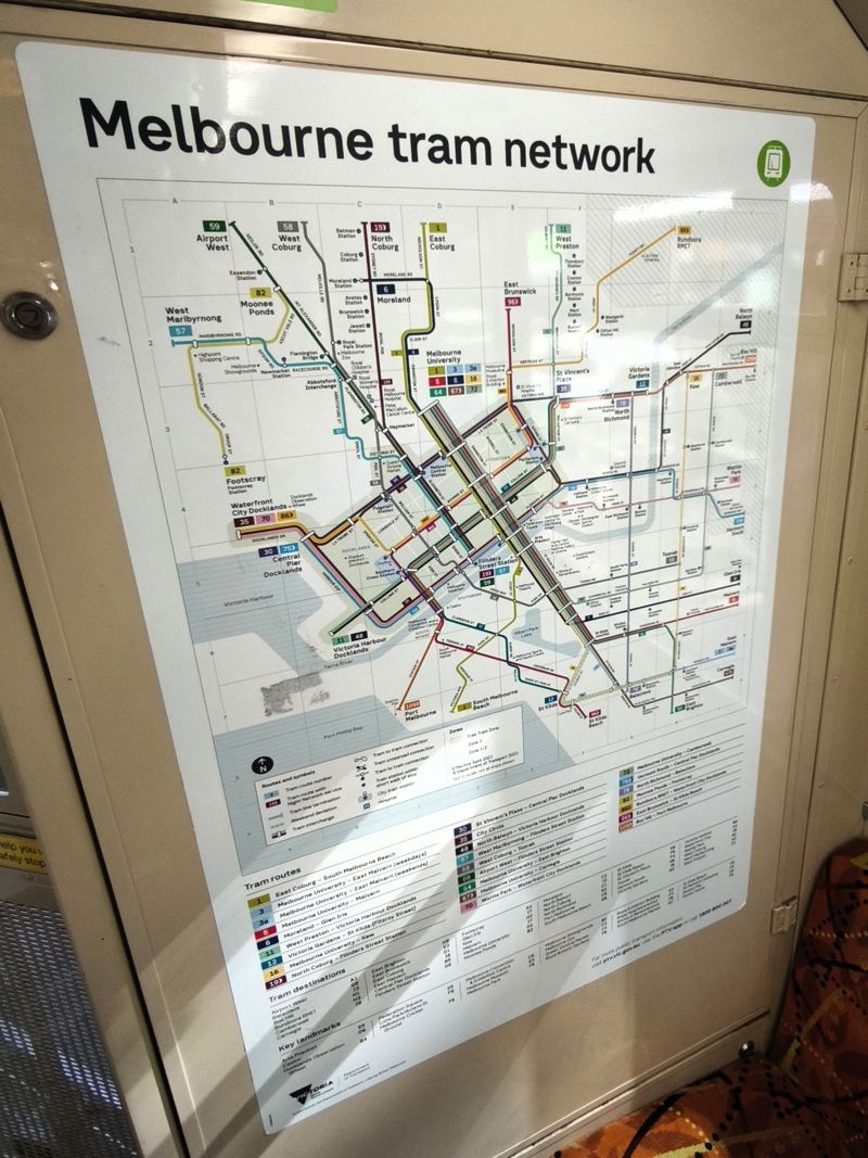 トラム車内に掲げられている路線図。南半球最大の路線網（筆者撮影）