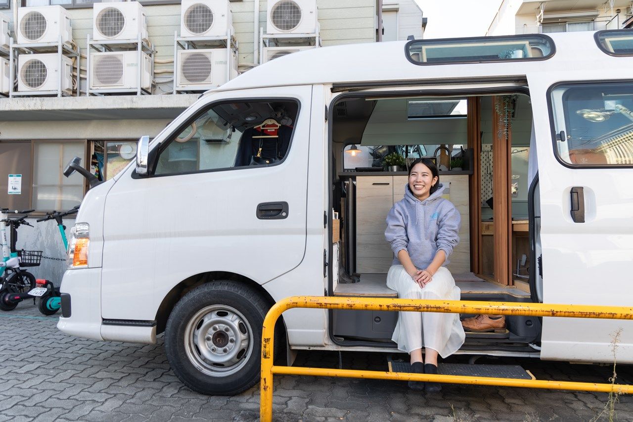 バンライフを送る宮本さんと愛車（東洋経済オンライン編集部撮影）