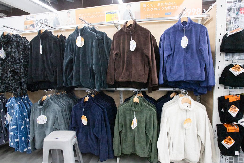 無地のシルキーフリース。色の選択肢は多く、普段着としても使いやすそう（筆者撮影）