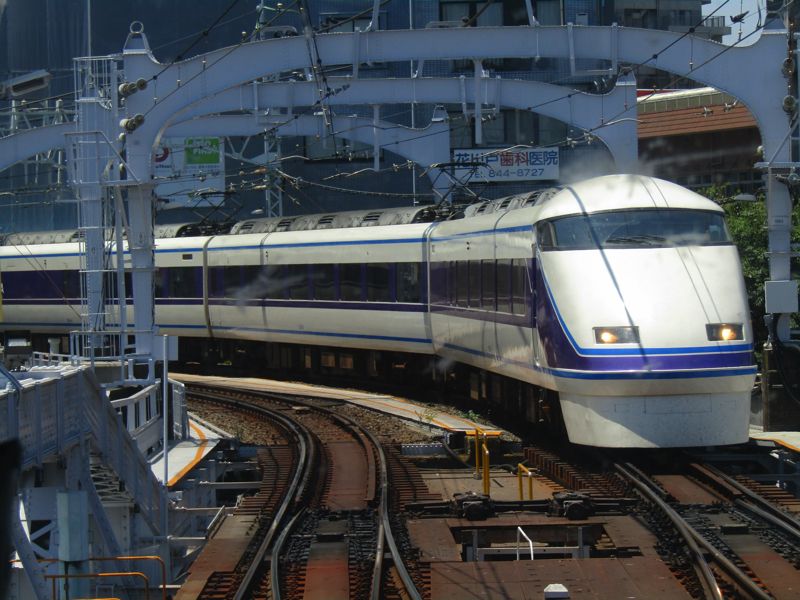 100系 雅塗装 浅草(列車から撮影)（筆者撮影）