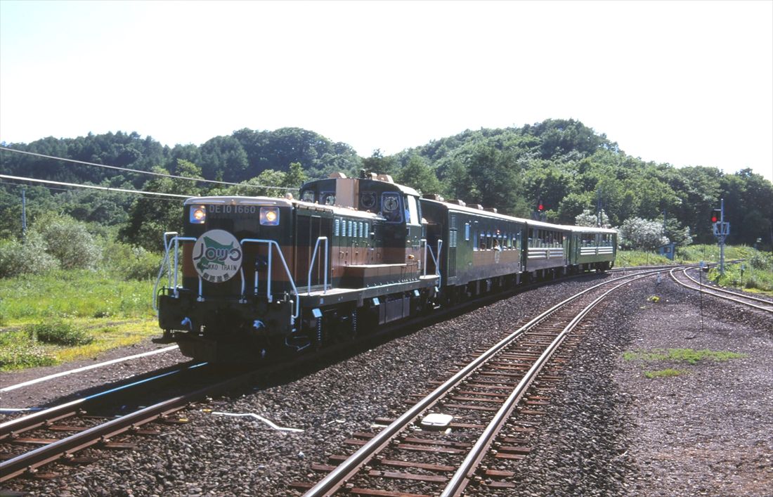 DE10形は観光列車の牽引機としても活躍。北海道では「くしろ湿原ノロッコ号」などで使われる（撮影：南正時）