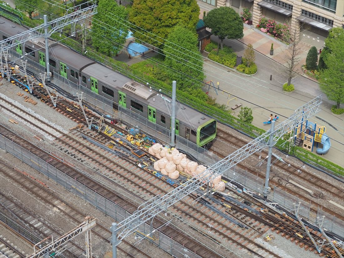 線路切り換え工事前、田町駅付近を走る山手線内回りの電車。1本手前の線路が切り換え後に外回りとなる線路だ（沿線のビル屋上から協力を得て記者撮影、俯瞰写真は全て同様）