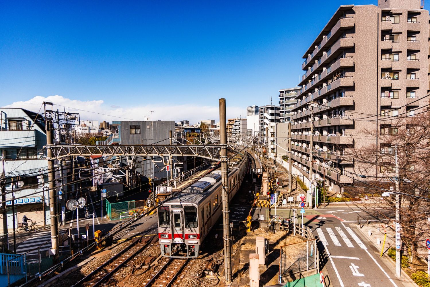 下板橋駅上り方の跨線橋から駅側を望む（撮影：鼠入昌史）