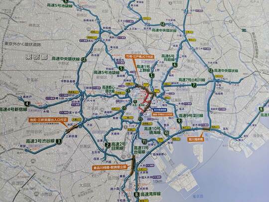 網の目のように広がる首都高速道路