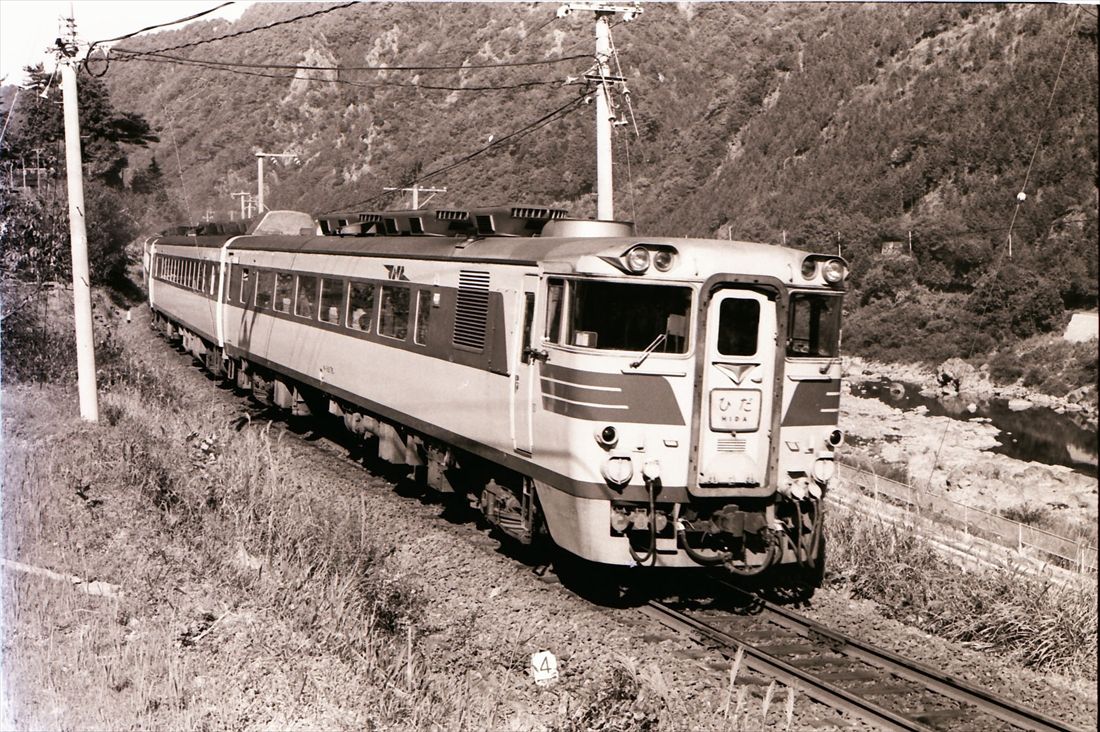 中山七里といわれる飛騨川の渓谷に沿って走る特急「ひだ」（撮影：南正時）