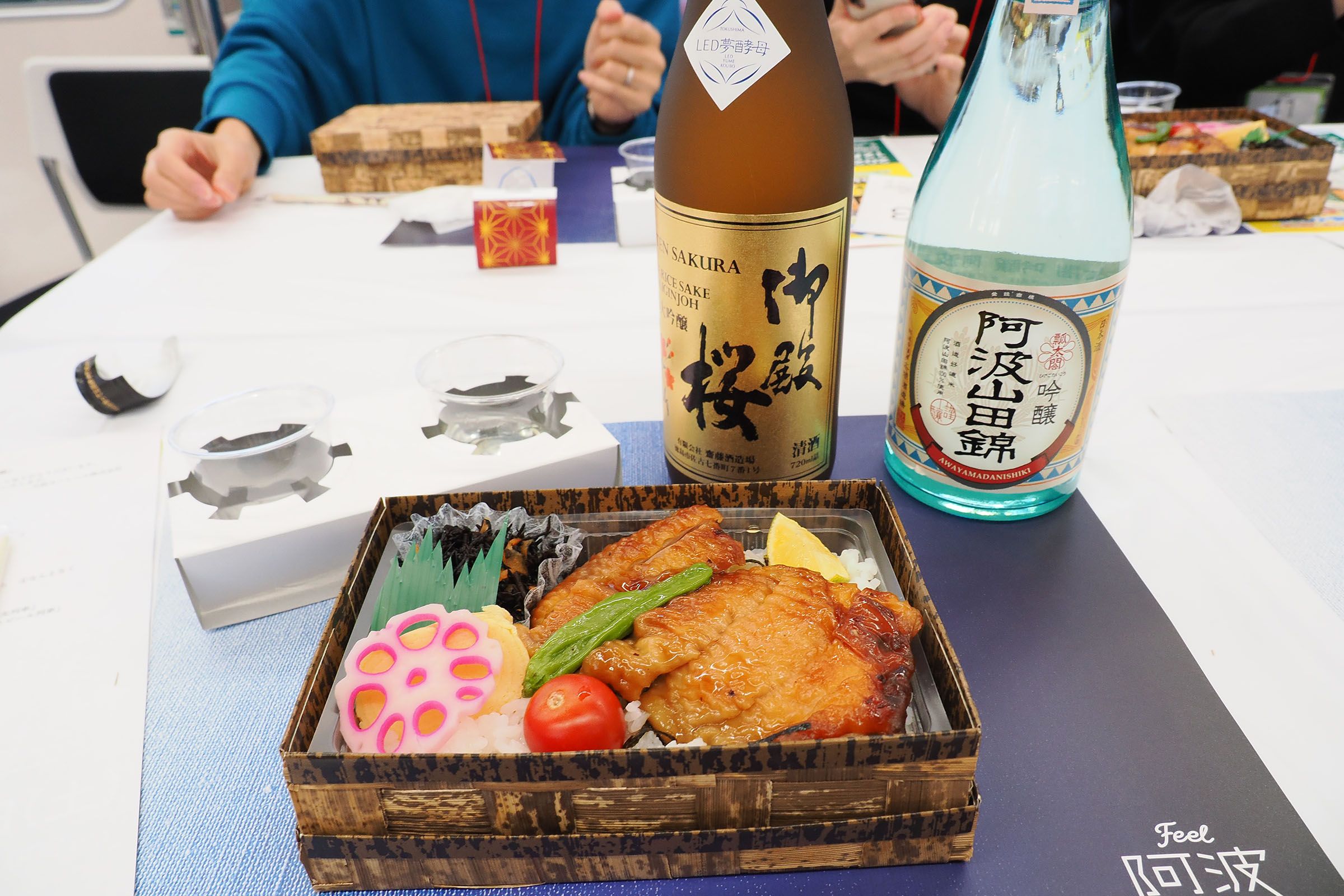 徳島の日本酒が楽しめるイベント列車。弁当には地鶏など徳島産の食材が多くが使われていた＝2023年11月（撮影：伊原薫）